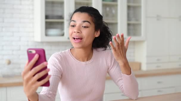 Жінка-блогер змішаної раси каже привіт і махає — стокове відео