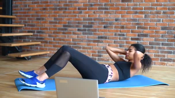 Aktív afrikai nő részt vesz az online csoport fitness képzés — Stock videók