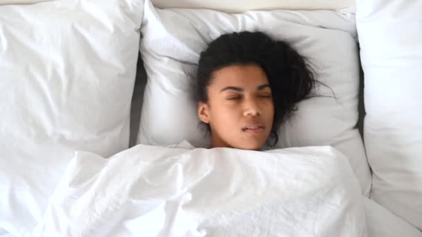 Afroameričanka trpí nespavostí. — Stock video