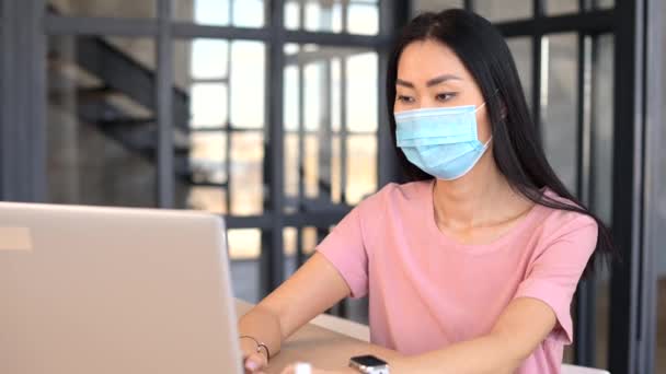 Una joven asiática mujer usando médico máscara interior — Vídeo de stock