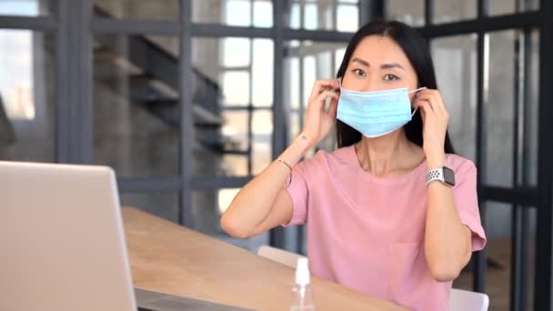 Uma jovem mulher asiática usando máscara médica interior — Vídeo de Stock