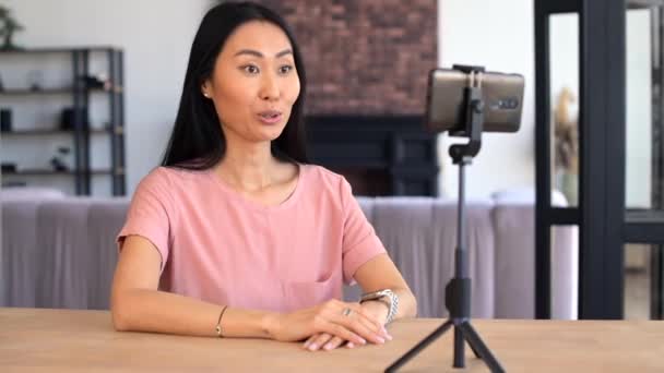 An attractive young asian woman is recording blogg — Stock Video