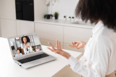 Ekrana çok ırklı bir grup insanla odaklan