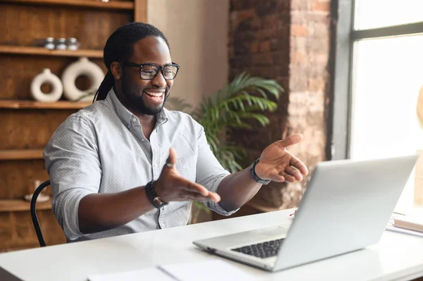 Een Afro-Amerikaanse jongeman in slim casual shirt met laptop voor videogesprek — Stockfoto