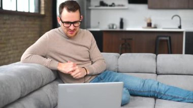 Mutlu formda sakallı hippi gözlüklü adamın video çağrısı var.