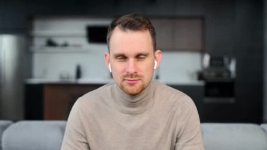 Kendine güvenen genç sakallı bir adamla görüntülü konuşma.