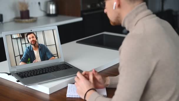 Jonge zakenman met bril heeft videogesprek — Stockvideo