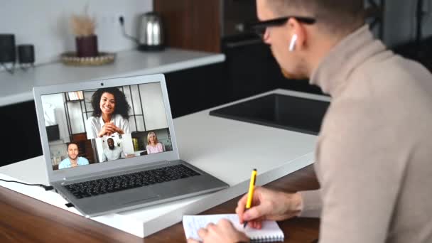 Jonge zakenman met bril heeft videogesprek — Stockvideo