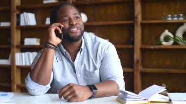 Telefonda yakışıklı bir Afro-Amerikalı satıcı var.