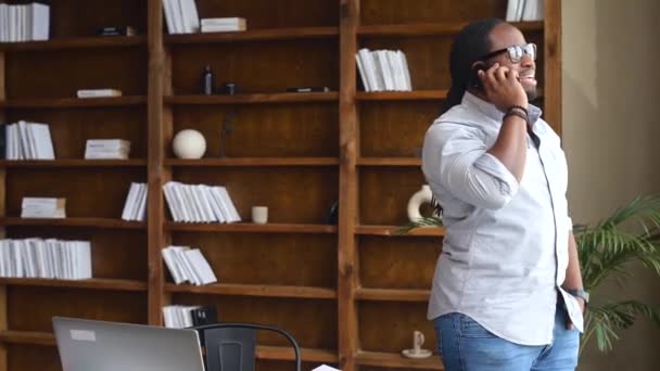 Mladý afroameričan zaměstnanec má telefonní hovor — Stock video