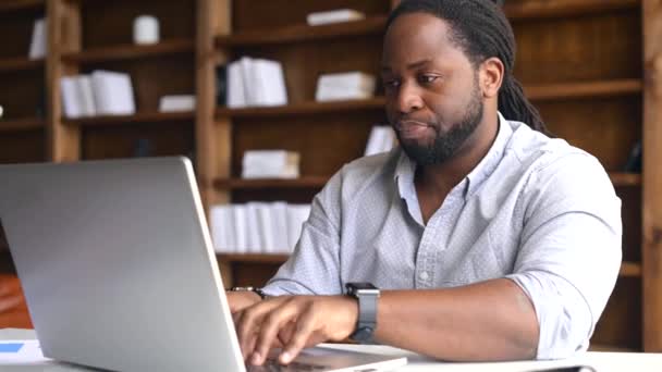 Junge afroamerikanische männliche Angestellte kommt zu spät — Stockvideo