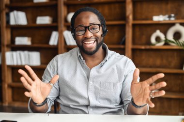 Mutlu Afro-Amerikan çağrı merkezi temsilcileri