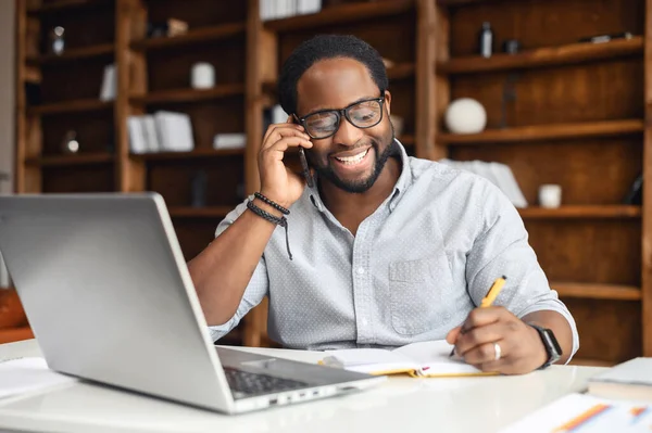 Telefonda yakışıklı bir Afro-Amerikalı satıcı var.