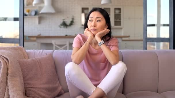 Um atraente jovem asiático mulher sentindo entediado — Vídeo de Stock