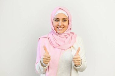 Gülümseyen Arap bir kadının her şeyin yolunda olduğunu gösteren yakın bir portresi.