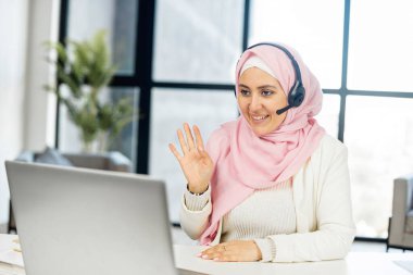 Arap bir kadınla evde online eğitim kavramı