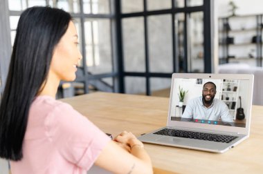 Kadın çalışan Afrikalı erkek meslektaşıyla görüntülü konuşma yaptı