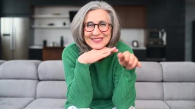 Olgun yaşlı bir kadına video çağrısı