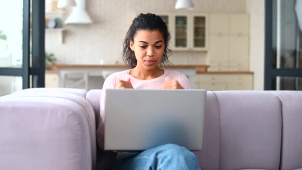 Glückliche Mixed-Race-Frau beim virtuellen Online-Meeting am Laptop — Stockvideo