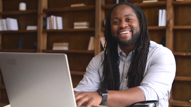 Afroamerykański pracownik biurowy korzystający z laptopa — Wideo stockowe