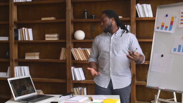 Un empleado de oficina afroamericano sosteniendo videoconferencia — Vídeo de stock