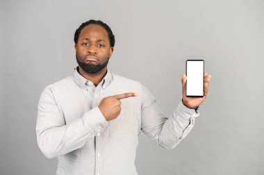 Üzgün Afro-Amerikalı adam gride izole edilmiş.