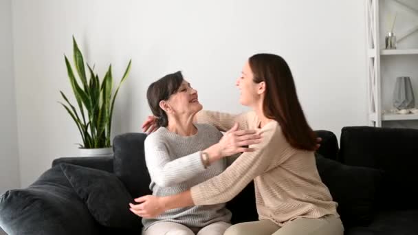 Seorang ibu senior dan seorang anak perempuan dewasa menghabiskan waktu bersama — Stok Video