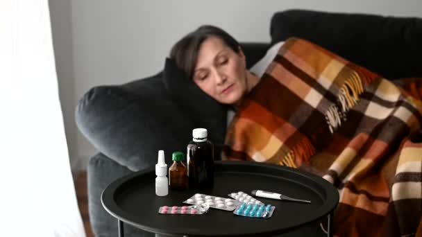 Une femme âgée se sent malade à la maison — Video