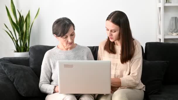 Une mère aînée et une fille adulte passent du temps ensemble — Video