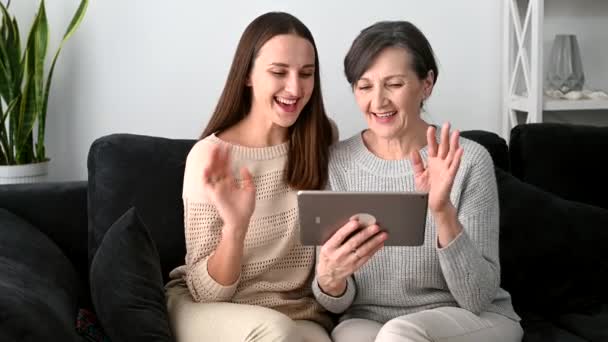 A senior mother and an adult daughter spend time together — Stock Video