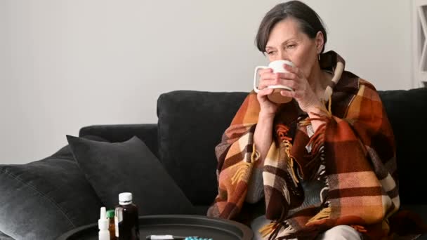 Una donna anziana si sente male a casa — Video Stock