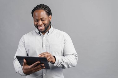 Çekici sakallı İspanyol adam dijital tablet kullanıyor.