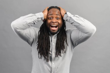 Şok olmuş genç Afrikalı Amerikalı adamın portresi.