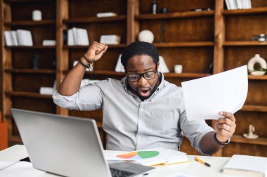 Şok olmuş genç Afro-Amerikan bilim adamı