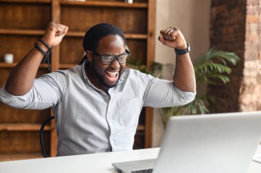 Şanslı Afrikalı Amerikalı müdür yumruklarını kaldırdı.