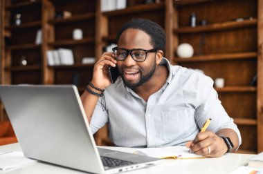 Telefonda yakışıklı bir Afro-Amerikalı satıcı var.