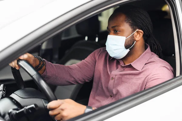 Afrikai amerikai férfi taxi autó egy arc maszk — Stock Fotó