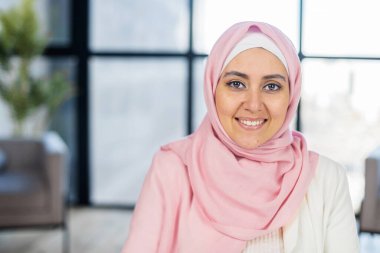 Genç Müslüman bir Arap iş kadınının portresi
