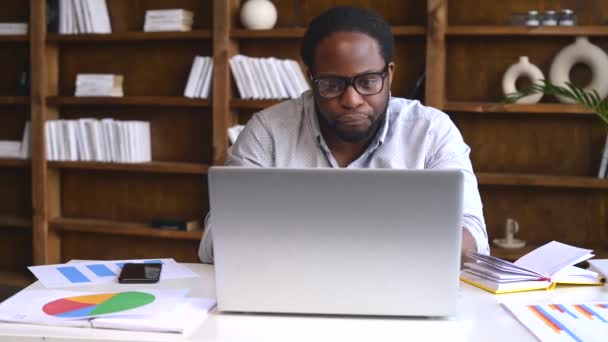 Afro-Amerikaanse man opgeheven vuisten vieren succes — Stockvideo