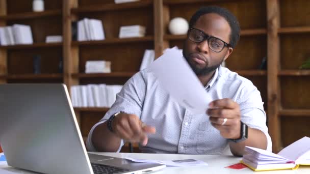 Enfocado chico afroamericano sostiene una carta — Vídeos de Stock