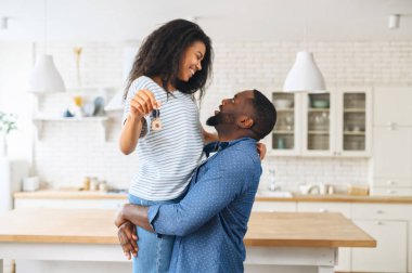 Afrikalı-Amerikalı çift yeni bir ev alıyor.