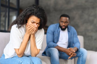 Afro-Amerikalı çift evde tartışıyor.