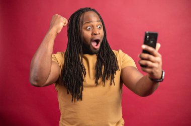 Şanslı Afrikalı Amerikalı adam yumruğunu kaldırdı.