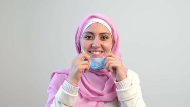Donna musulmana che indossa hijab mette maschera medica sul viso — Video Stock