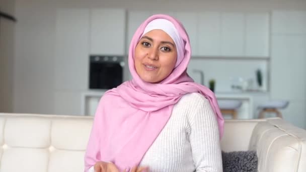 Chat de video con mujer musulmana usando hijab — Vídeos de Stock