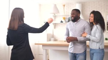 Yeni evimize taşınan mutlu çok ırklı çift.