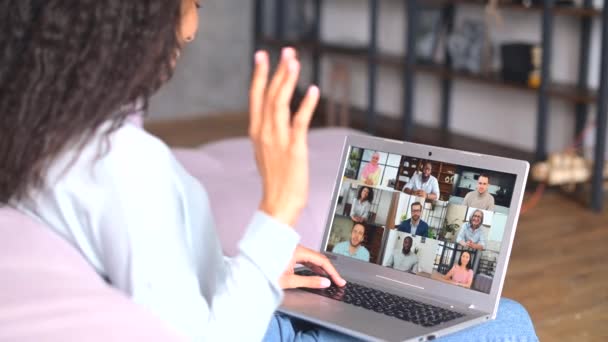 自宅でウェビナーを見るためにラップトップを使用して多人種の女性 — ストック動画