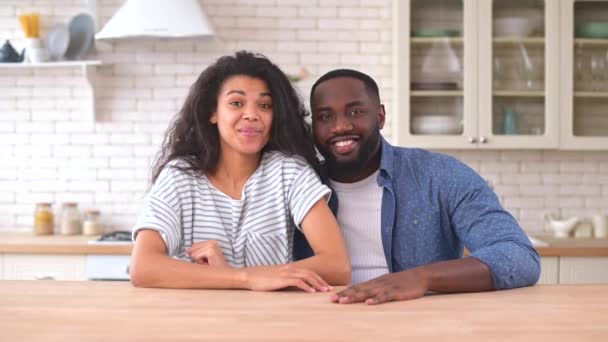 Chat de vídeo con una feliz pareja multirracial — Vídeo de stock