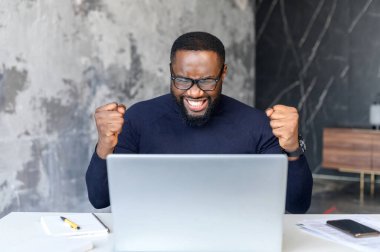 Coşkulu Afro-Amerikalı adam zaferi kutluyor.