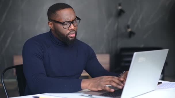 Afro-americký muž zaměstnanec pomocí notebooku uvnitř — Stock video
